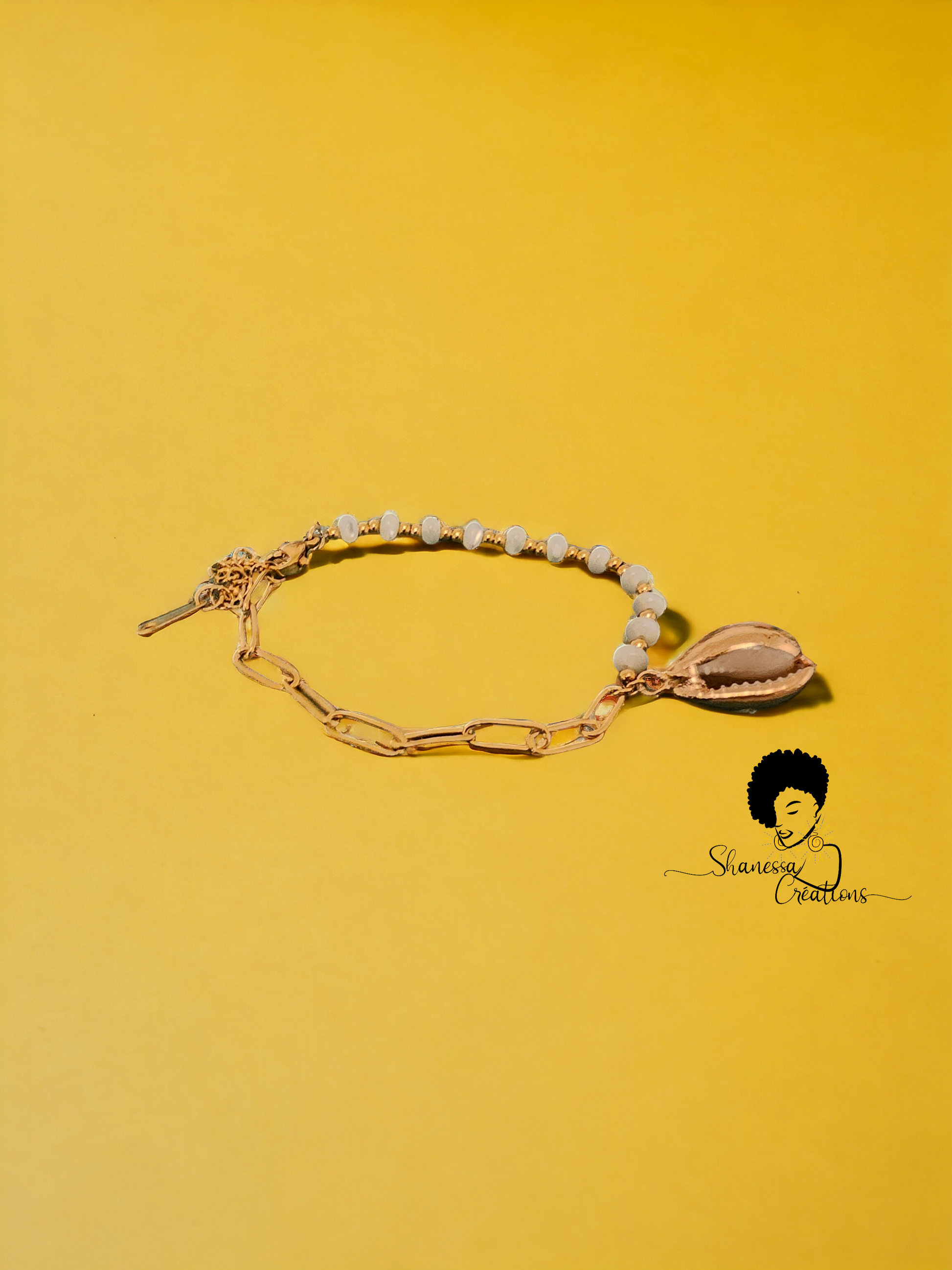 Bracelet grosses mailles inoxydable doré, perles de nacre et cauri entier